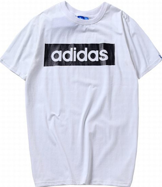 Le t-shirt Adidas incarne un style sportif moderne et une grande polyvalence.