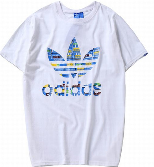 Le t-shirt Adidas incarne un style sportif moderne et une grande polyvalence.