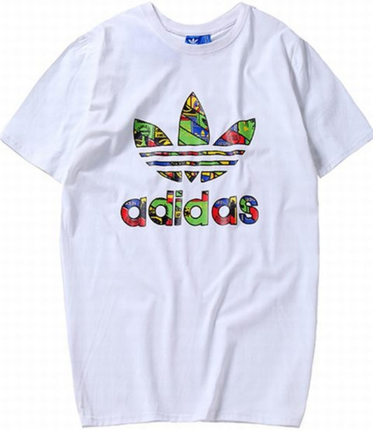 Le t-shirt Adidas incarne un style sportif moderne et une grande polyvalence.
