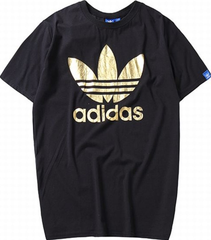 Le t-shirt Adidas incarne un style sportif moderne et une grande polyvalence.