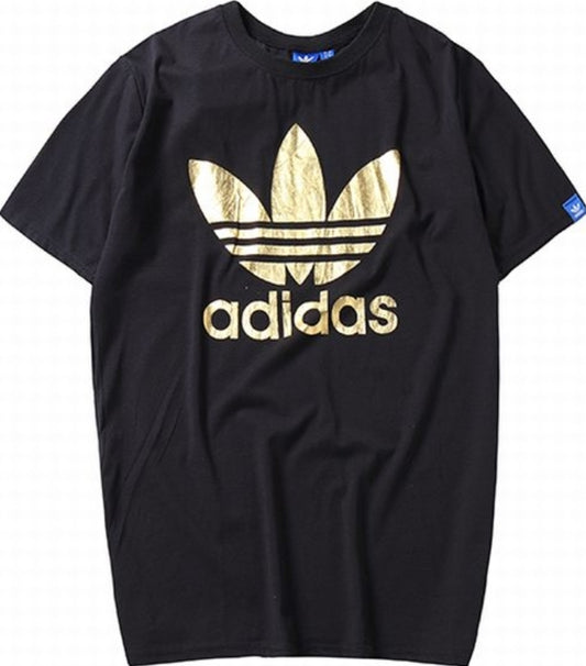 Le t-shirt Adidas incarne un style sportif moderne et une grande polyvalence.