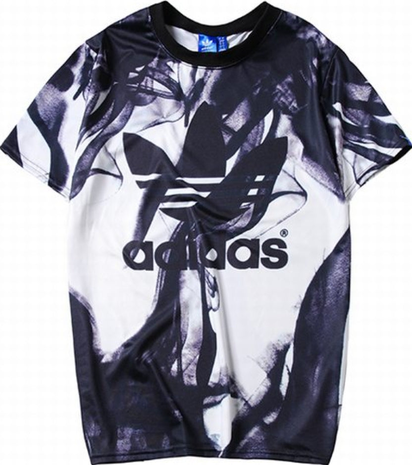Le t-shirt Adidas incarne un style sportif moderne et une grande polyvalence.
