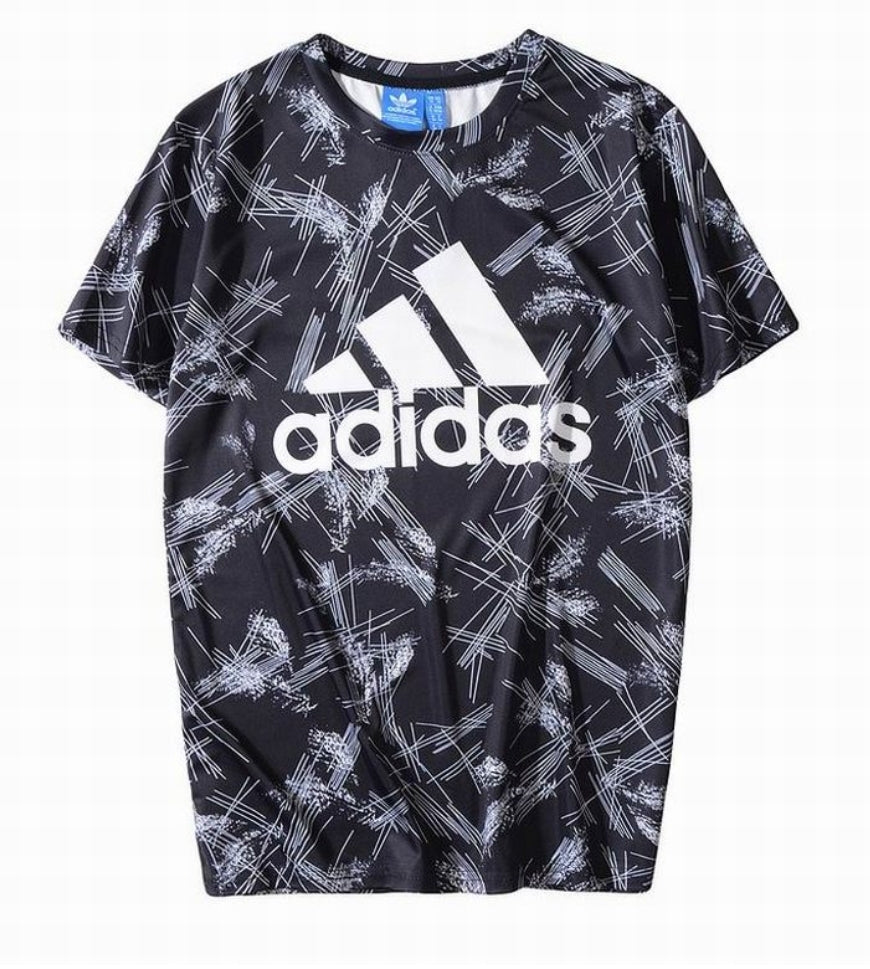 Le t-shirt Adidas incarne un style sportif moderne et une grande polyvalence.