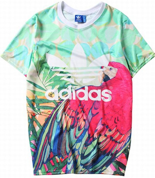 Le t-shirt Adidas incarne un style sportif moderne et une grande polyvalence.