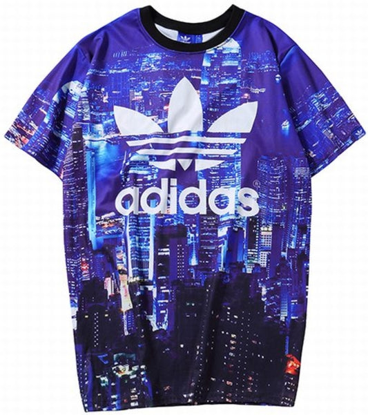 Le t-shirt Adidas incarne un style sportif moderne et une grande polyvalence.