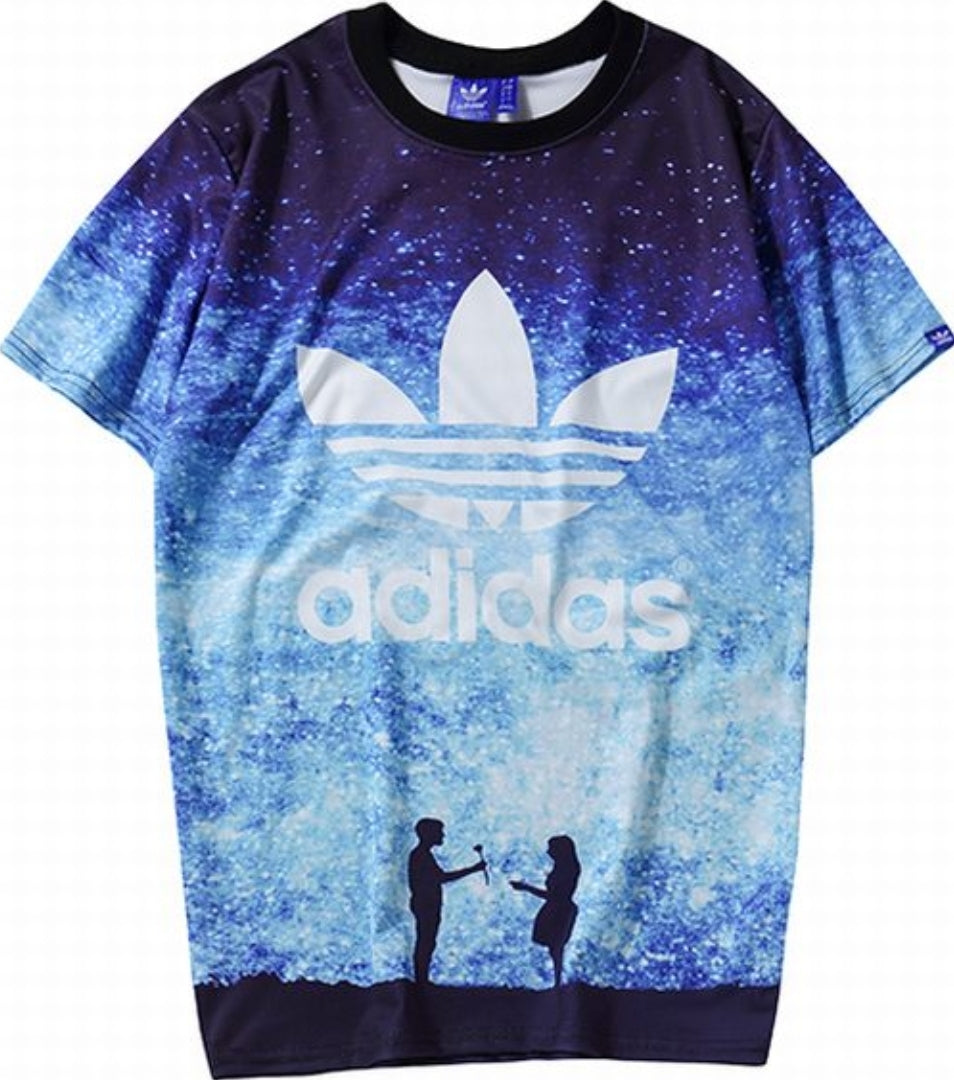 Le t-shirt Adidas incarne un style sportif moderne et une grande polyvalence.