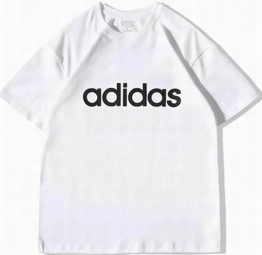 Le t-shirt Adidas incarne un style sportif moderne et une grande polyvalence.