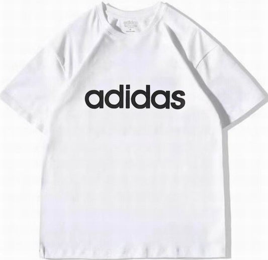 Le t-shirt Adidas incarne un style sportif moderne et une grande polyvalence.