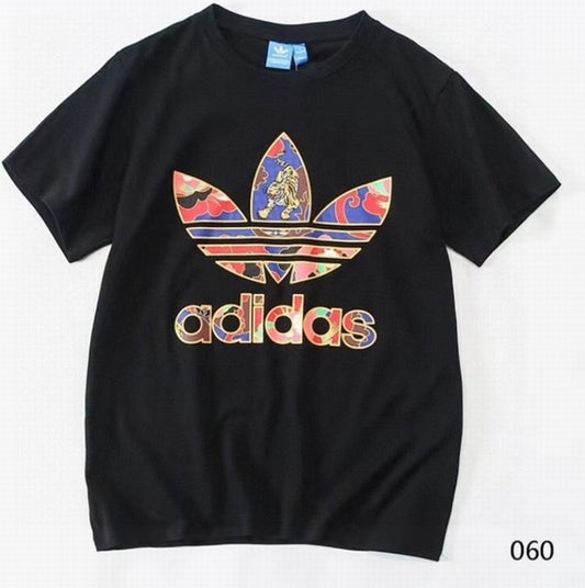 Le t-shirt Adidas incarne un style sportif moderne et une grande polyvalence.