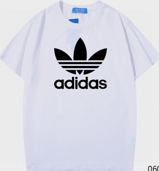 Le t-shirt Adidas incarne un style sportif moderne et une grande polyvalence.