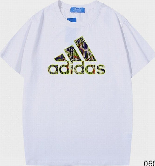 Le t-shirt Adidas incarne un style sportif moderne et une grande polyvalence.