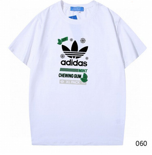 Le t-shirt Adidas incarne un style sportif moderne et une grande polyvalence.