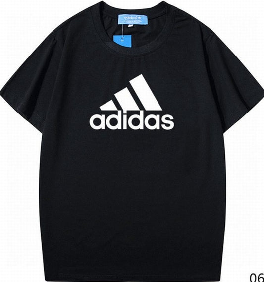 Le t-shirt Adidas incarne un style sportif moderne et une grande polyvalence.