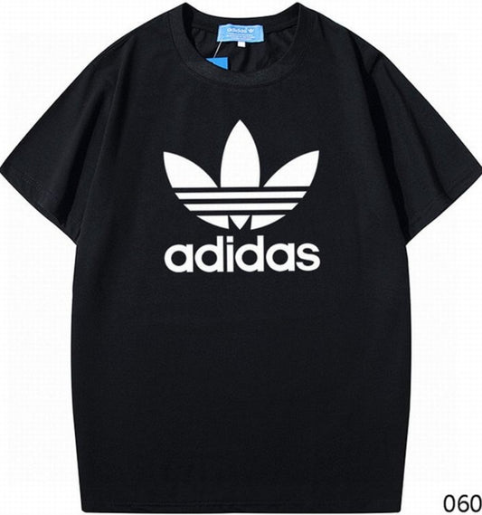Le t-shirt Adidas incarne un style sportif moderne et une grande polyvalence.