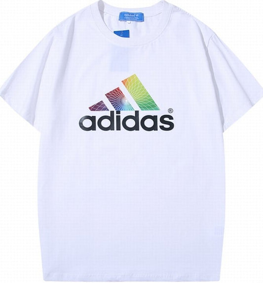 Le t-shirt Adidas incarne un style sportif moderne et une grande polyvalence. Avec son design épuré et sa qualité irréprochable, il est parfait pour ceux qui recherchent un équilibre entre performance et mode.