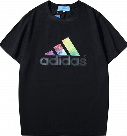 Le t-shirt Adidas incarne un style sportif moderne et une grande polyvalence. Avec son design épuré et sa qualité irréprochable, il est parfait pour ceux qui recherchent un équilibre entre performance et mode.