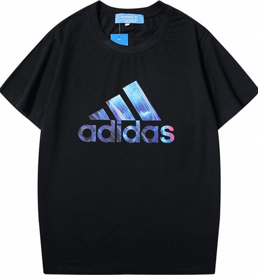 Le t-shirt Adidas incarne un style sportif moderne et une grande polyvalence. Avec son design épuré et sa qualité irréprochable, il est parfait pour ceux qui recherchent un équilibre entre performance et mode.