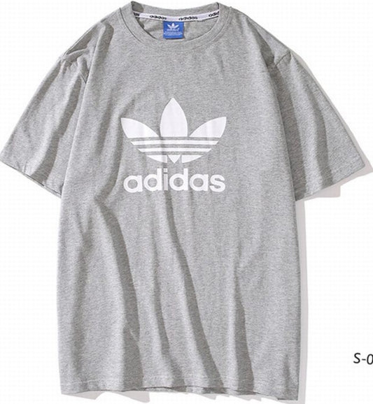 Le t-shirt Adidas incarne un style sportif moderne et une grande polyvalence. Avec son design épuré et sa qualité irréprochable, il est parfait pour ceux qui recherchent un équilibre entre performance et mode.