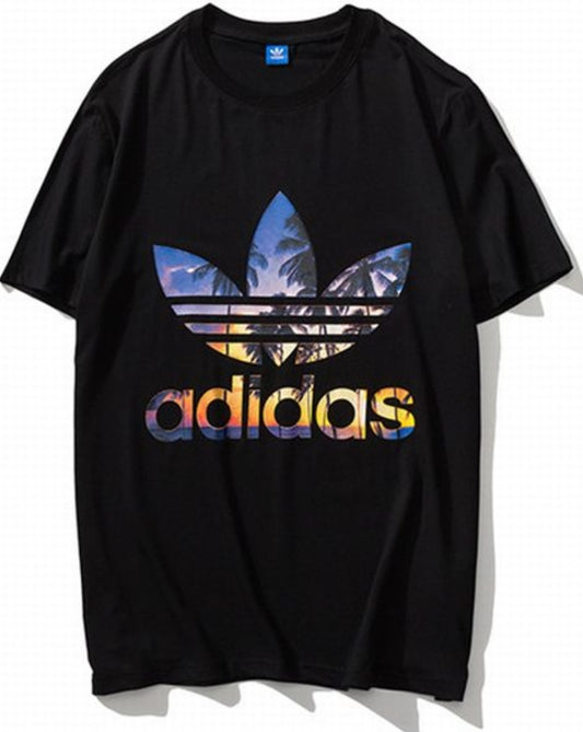 Le t-shirt Adidas incarne un style sportif moderne et une grande polyvalence. Avec son design épuré et sa qualité irréprochable, il est parfait pour ceux qui recherchent un équilibre entre performance et mode.