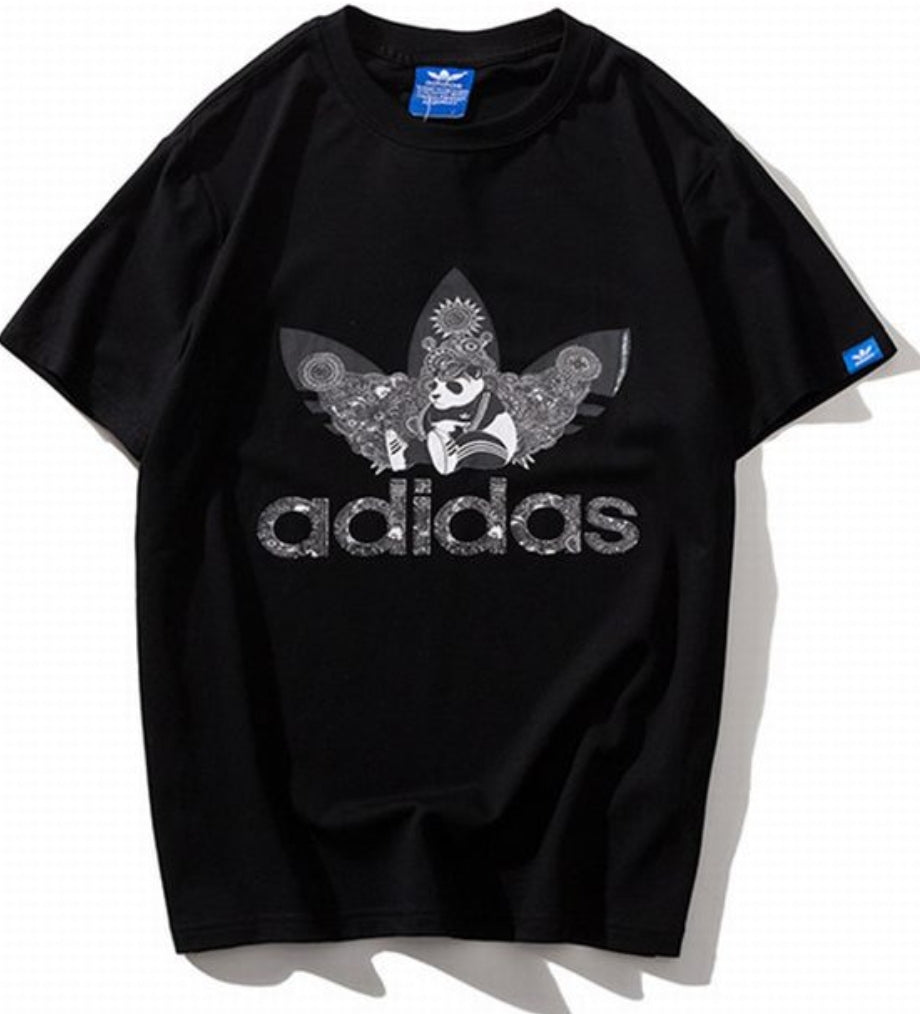 Le t-shirt Adidas incarne un style sportif moderne et une grande polyvalence. Avec son design épuré et sa qualité irréprochable, il est parfait pour ceux qui recherchent un équilibre entre performance et mode.