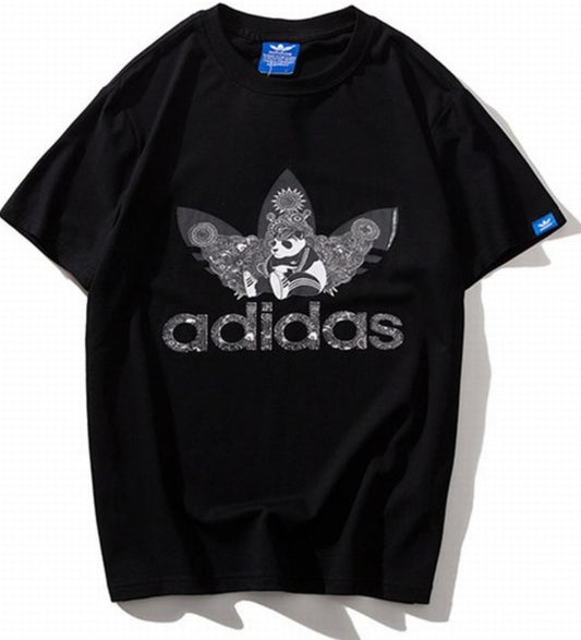 Le t-shirt Adidas incarne un style sportif moderne et une grande polyvalence. Avec son design épuré et sa qualité irréprochable, il est parfait pour ceux qui recherchent un équilibre entre performance et mode.