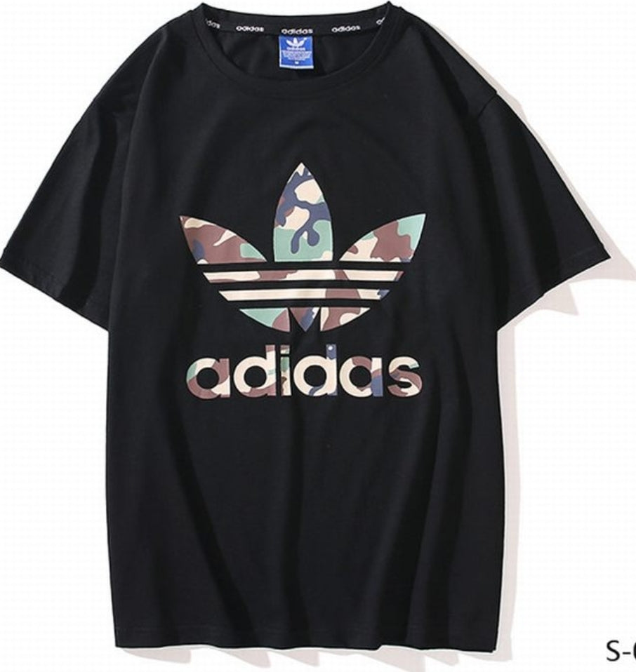 Le t-shirt Adidas incarne un style sportif moderne et une grande polyvalence. Avec son design épuré et sa qualité irréprochable, il est parfait pour ceux qui recherchent un équilibre entre performance et mode.