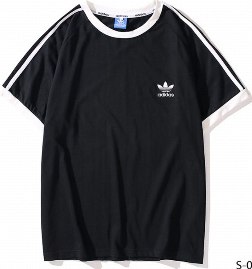 Le t-shirt Adidas incarne un style sportif moderne et une grande polyvalence. Avec son design épuré et sa qualité irréprochable, il est parfait pour ceux qui recherchent un équilibre entre performance et mode.