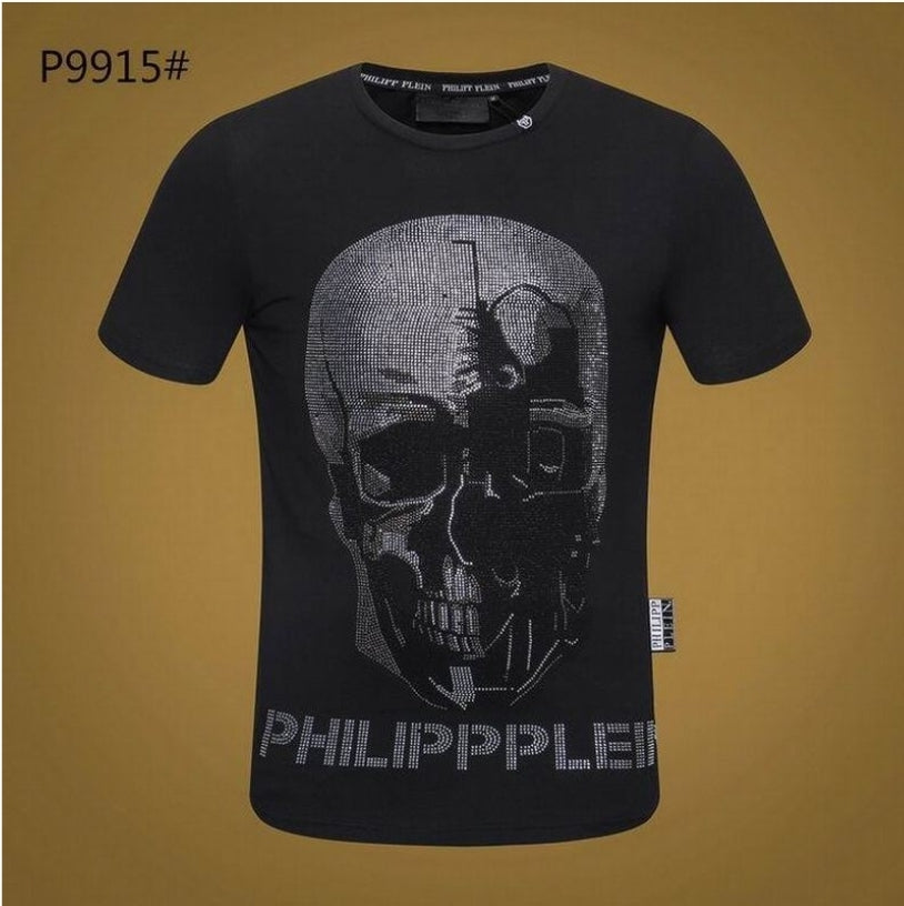 Le t-shirt Philipp Plein reflète une fusion audacieuse entre extravagance et sophistication moderne.