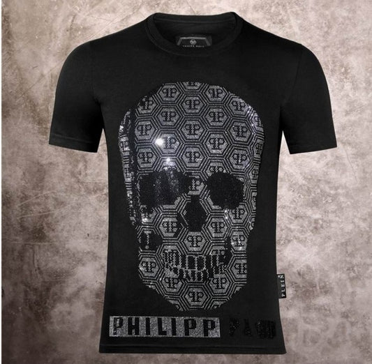 Le t-shirt Philipp Plein homme reflète une fusion audacieuse entre extravagance et sophistication moderne. Au meilleur prix 
