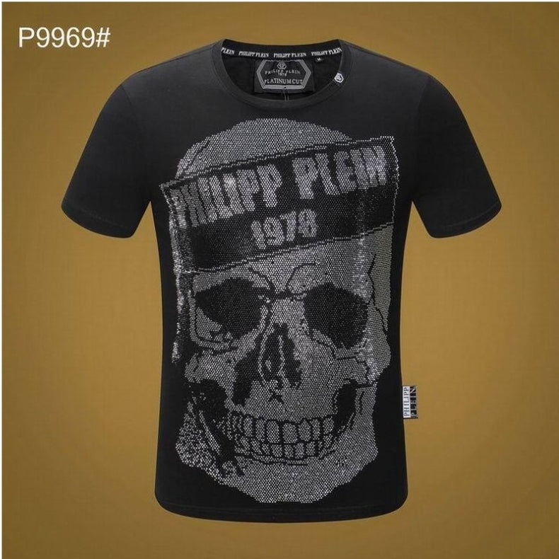Le t-shirt Philipp Plein homme reflète une fusion audacieuse entre extravagance et sophistication moderne. Au meilleur prix 
