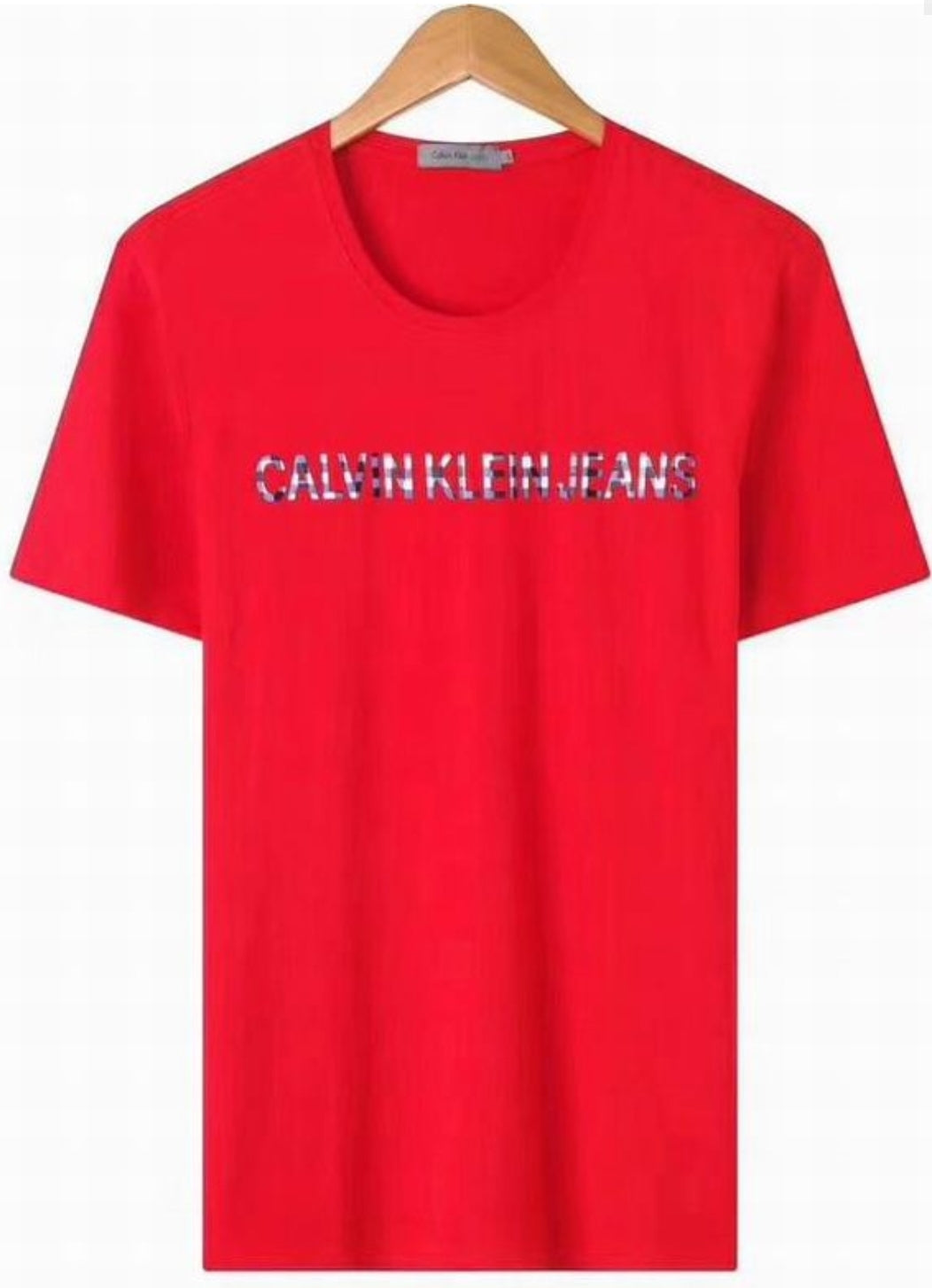 Les t-shirts Calvin Klein pour homme allient simplicité et élégance. Design ergonomique iconique.  Au meilleur prix,  le moin cher.