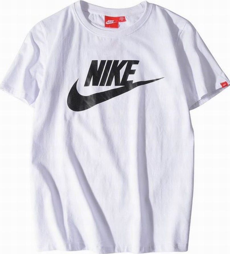 Le t-shirt Nike incarne un équilibre parfait entre performance sportive et style contemporain.