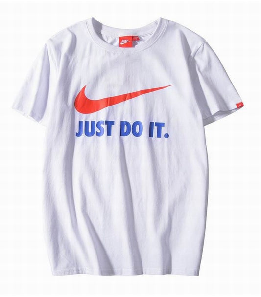 Le t-shirt Nike incarne un équilibre parfait entre performance sportive et style contemporain.