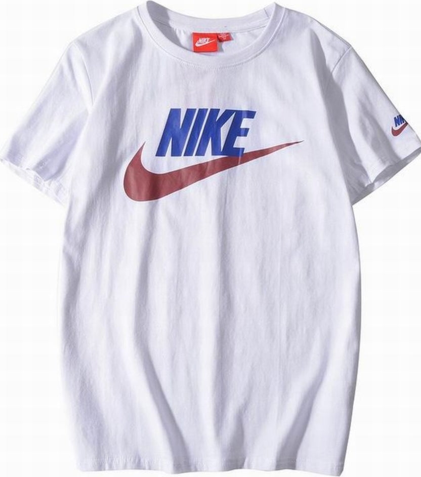 Le t-shirt Nike incarne un équilibre parfait entre performance sportive et style contemporain.
