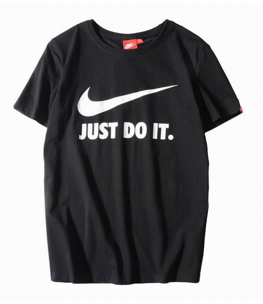 Le t-shirt Nike incarne un équilibre parfait entre performance sportive et style contemporain.