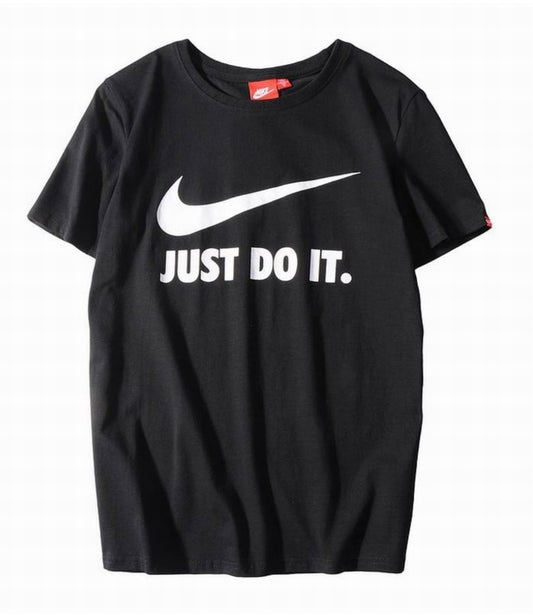 Le t-shirt Nike incarne un équilibre parfait entre performance sportive et style contemporain.
