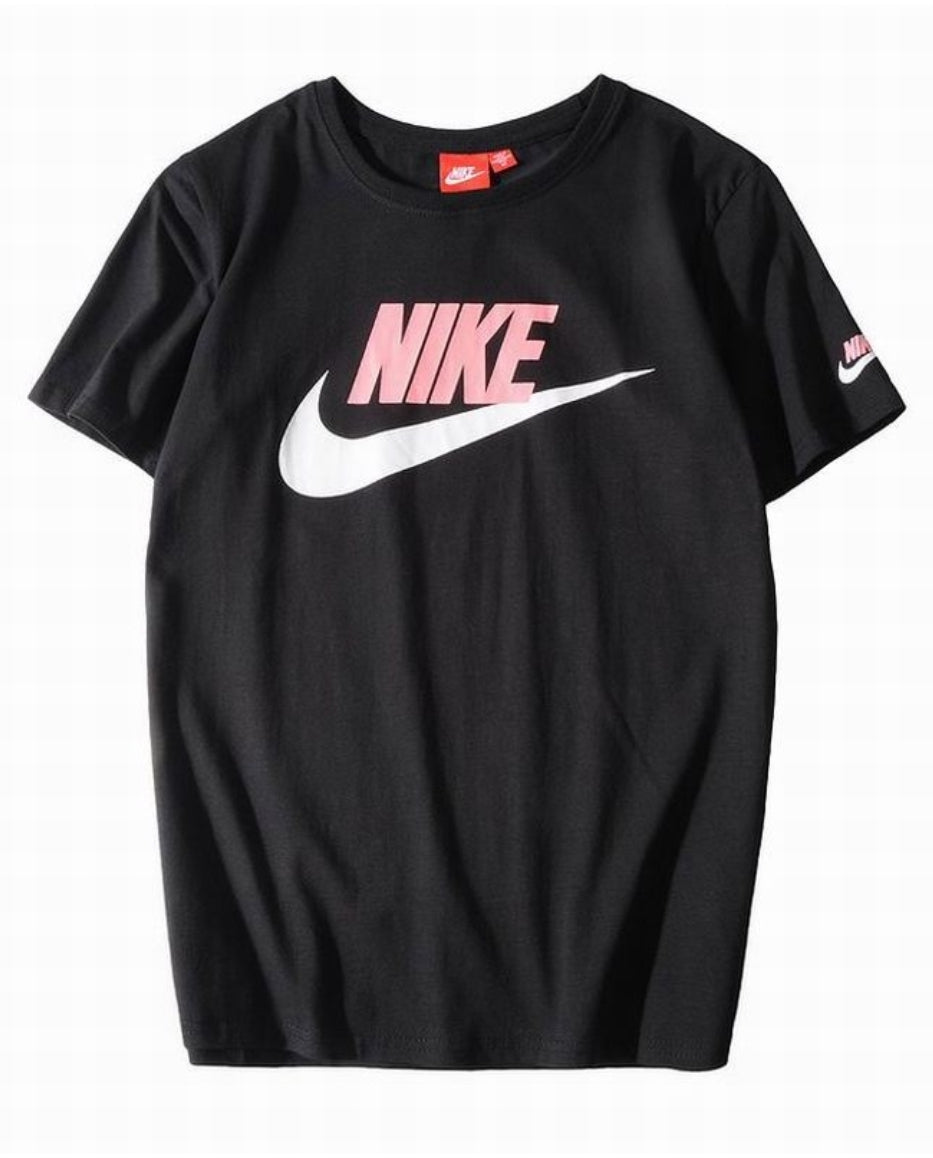 Le t-shirt Nike incarne un équilibre parfait entre performance sportive et style contemporain.