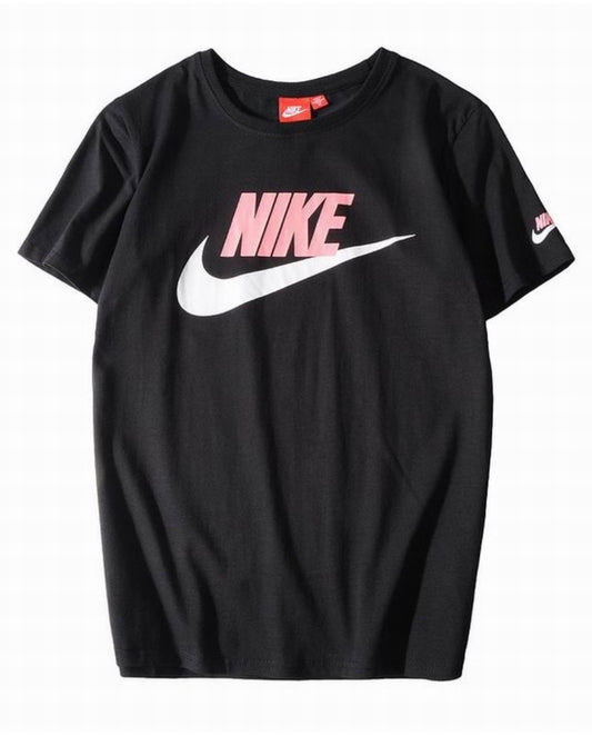 Le t-shirt Nike incarne un équilibre parfait entre performance sportive et style contemporain.