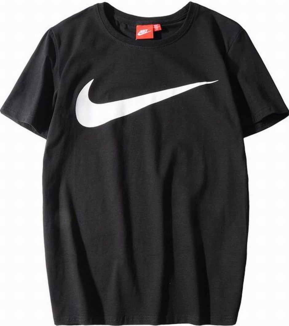 Le t-shirt Nike incarne un équilibre parfait entre performance sportive et style contemporain.