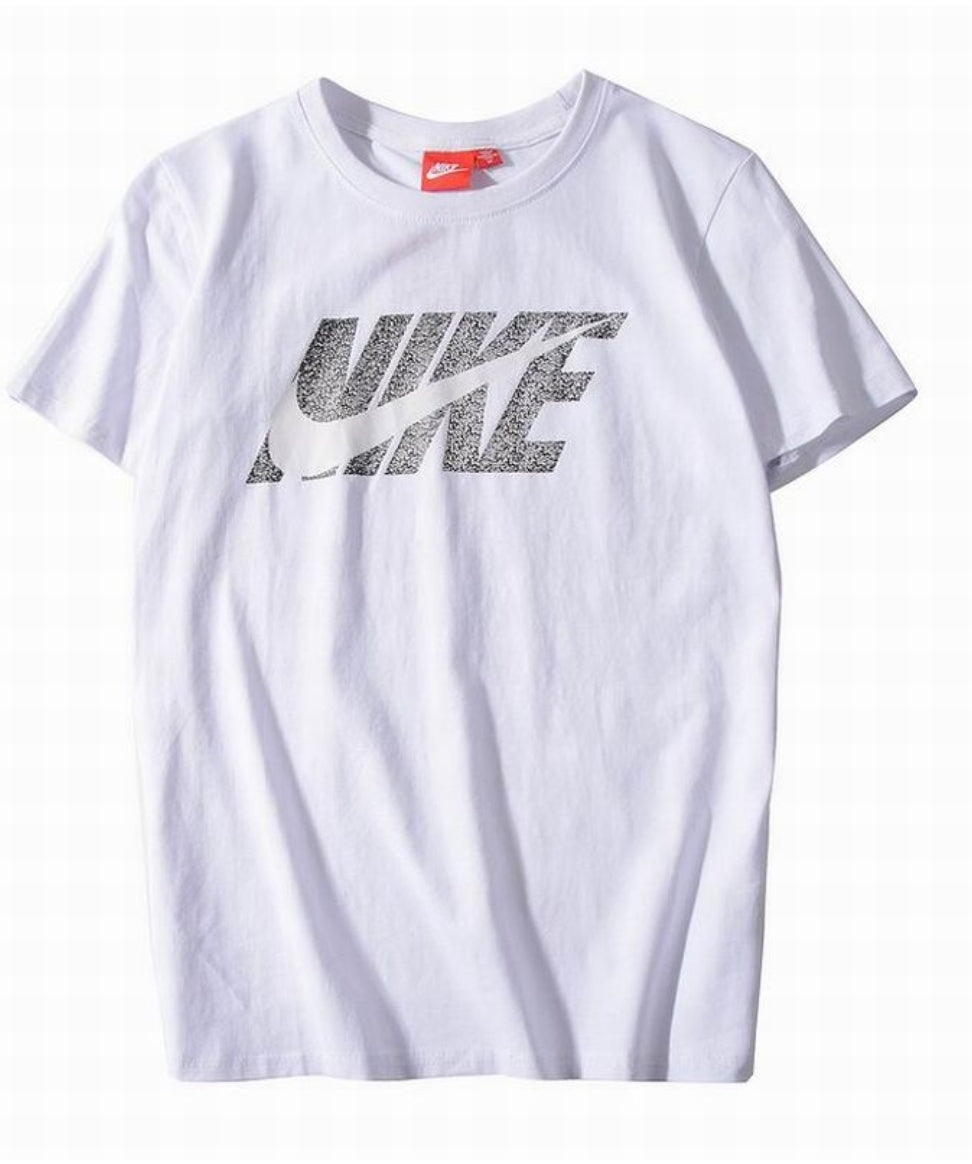 Le t-shirt Nike incarne un équilibre parfait entre performance sportive et style contemporain.