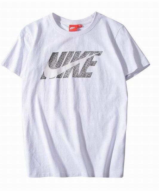Le t-shirt Nike incarne un équilibre parfait entre performance sportive et style contemporain.