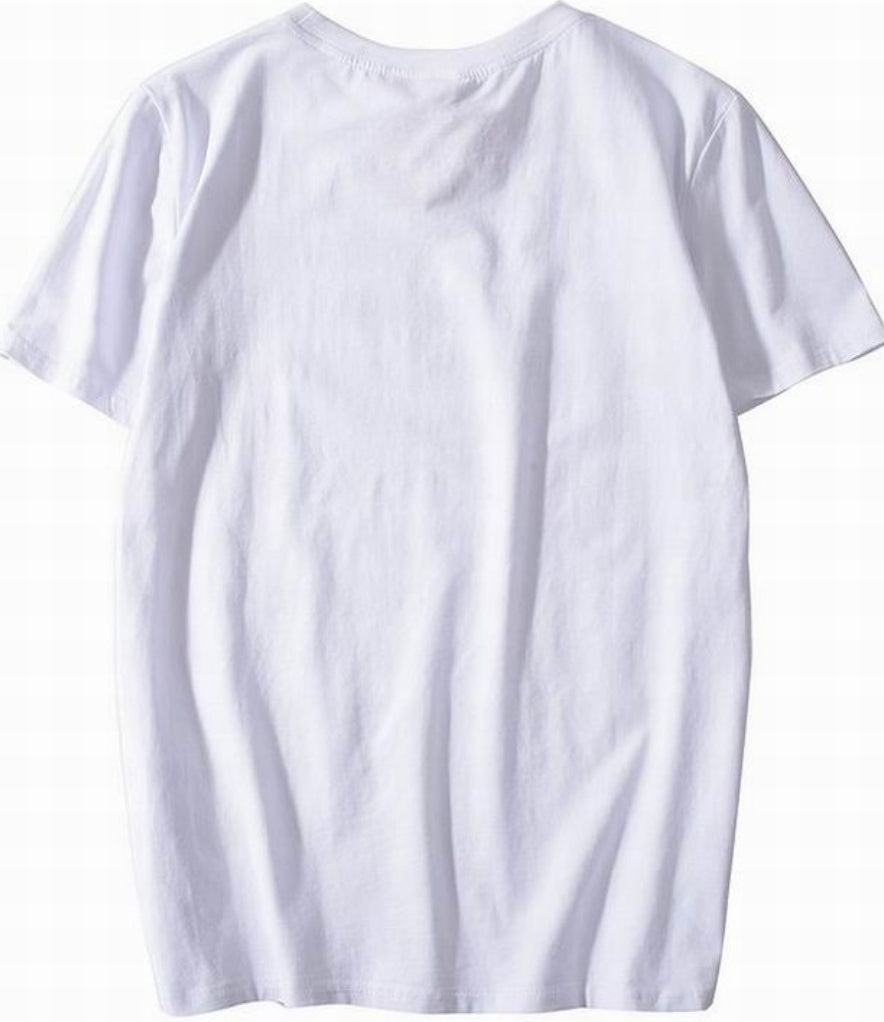 Le t-shirt Nike incarne un équilibre parfait entre performance sportive et style contemporain.