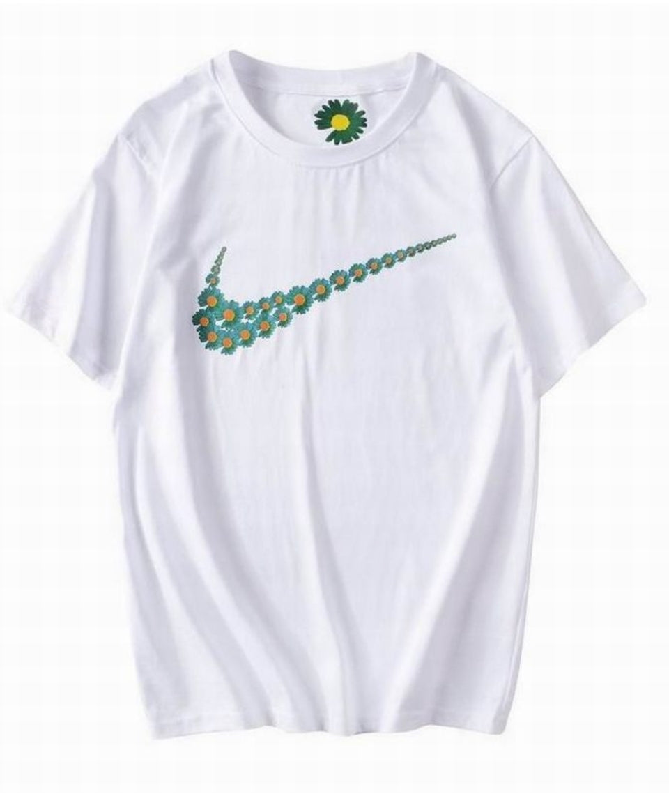 Le t-shirt Nike incarne un équilibre parfait entre performance sportive et style contemporain.