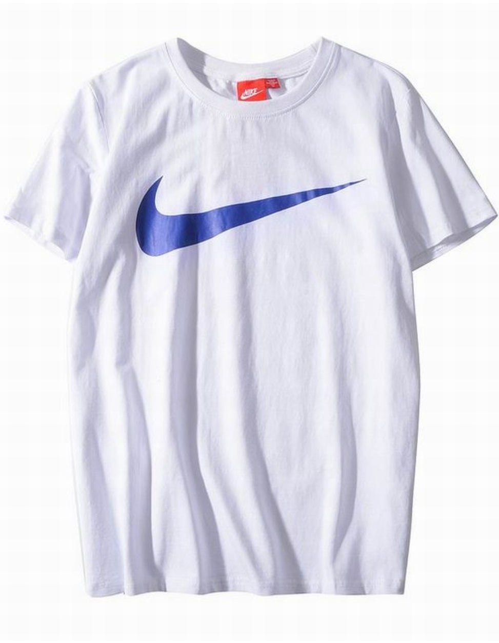 Le t-shirt Nike incarne un équilibre parfait entre performance sportive et style contemporain.