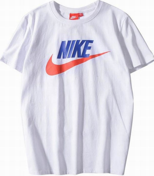 Le t-shirt Nike incarne un équilibre parfait entre performance sportive et style contemporain.