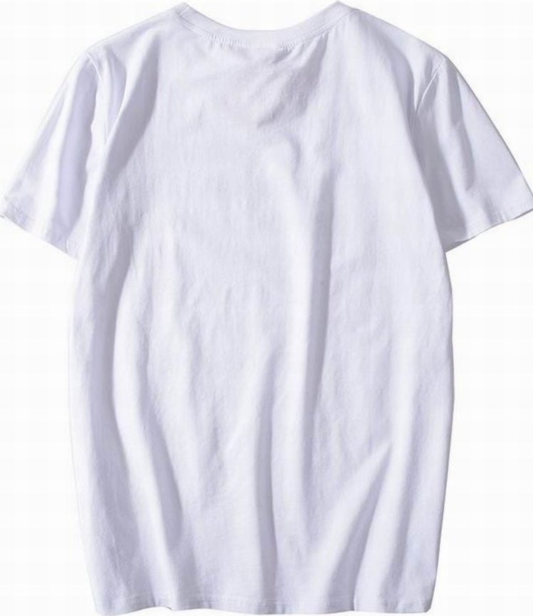 Le t-shirt Nike incarne un équilibre parfait entre performance sportive et style contemporain.