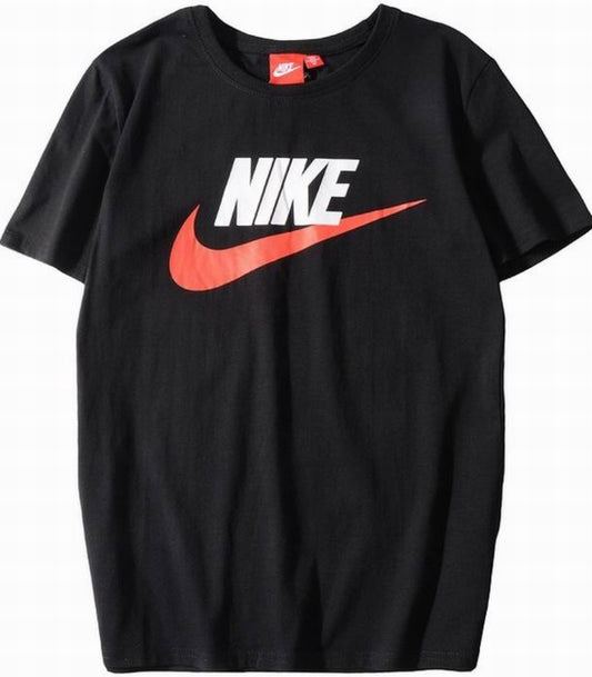 Le t-shirt Nike incarne un équilibre parfait entre performance sportive et style contemporain.