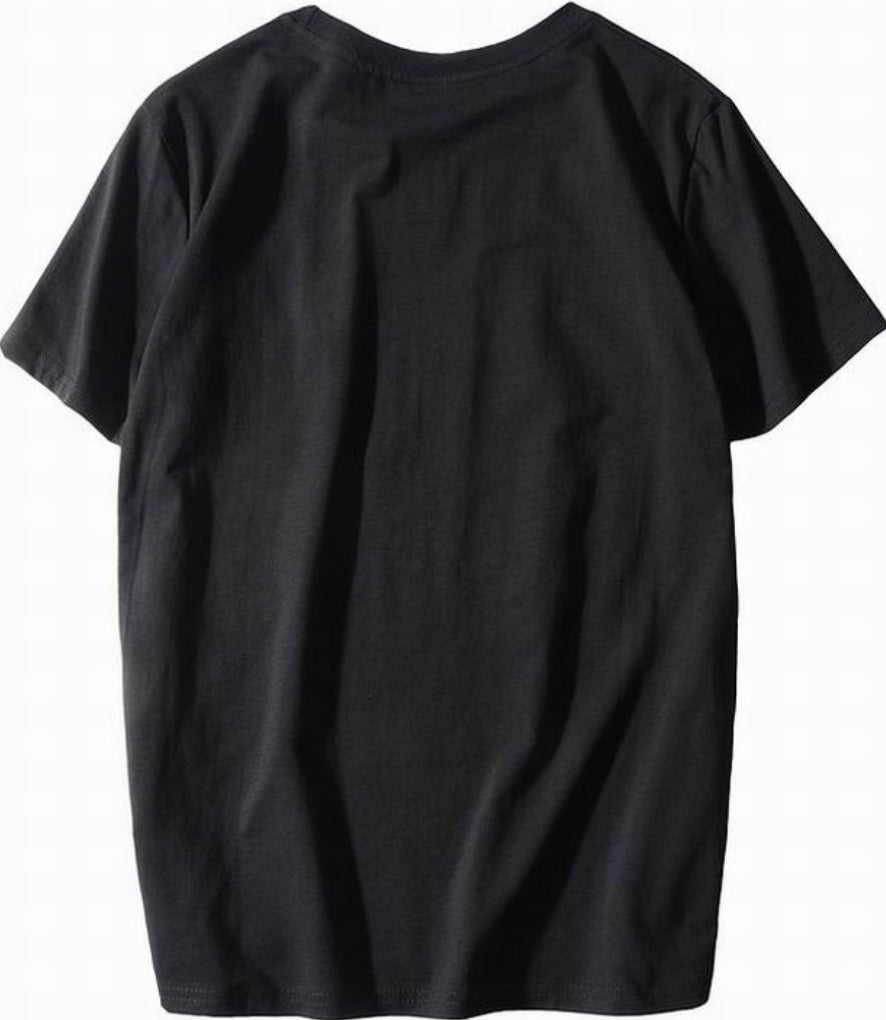 Le t-shirt Nike incarne un équilibre parfait entre performance sportive et style contemporain.