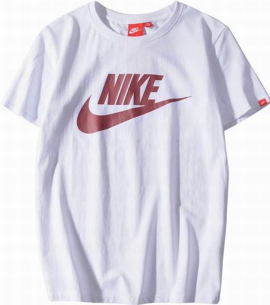 Le t-shirt Nike incarne un équilibre parfait entre performance sportive et style contemporain.
