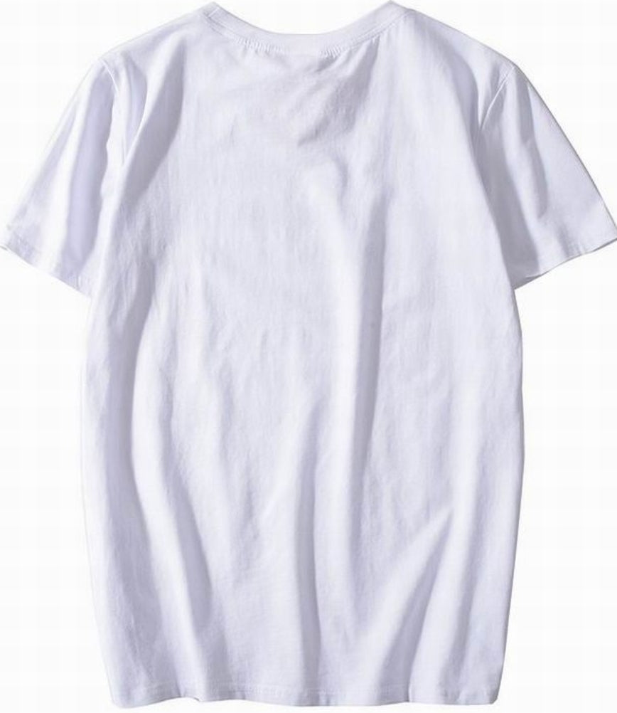Le t-shirt Nike incarne un équilibre parfait entre performance sportive et style contemporain.